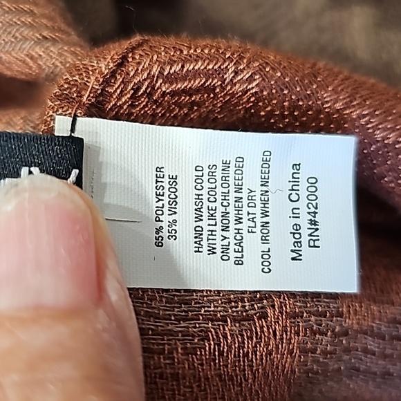 APT.9, SCARF. Copper Ambra animal print. Lightweight 27".X 74". - Picture 6 of 6